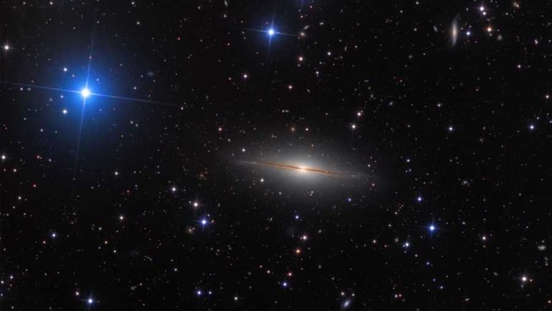 Apontando-se um telescópio para a Constelação do Pégaso, é possível avistar esta extensão de estrelas da Via Láctea e galáxias distantes. Ao centro, vê-se NGC 7814, galáxia que também é chamada de “Pequeno Sombreiro”, em referência à famosa Galáxia do Sombreiro (Messier 104 ou NGC 4594), na Constelação de Virgem. Ambas são galáxias espirais vistas de lado, com extensos bulbos centrais, cortados por um disco mais fino feito de poeira. Na verdade, NGC 7814 está a cerca de 40 milhões de anos-luz de distância e tem por volta de 60 mil anos-luz de diâmetro, guardando praticamente as mesmas dimensões de seu par que parece mais avantajado. Contudo, a aparente diferença de tamanho se dá pelo fato de o “Pequeno Sombreiro” estar muito mais distante da Terra que o “Grande Sombreiro”