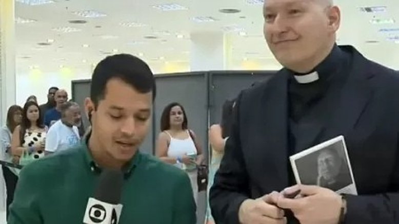 Padre Marcelo chora após presentear mãe de repórter sem saber que ela havia morrido