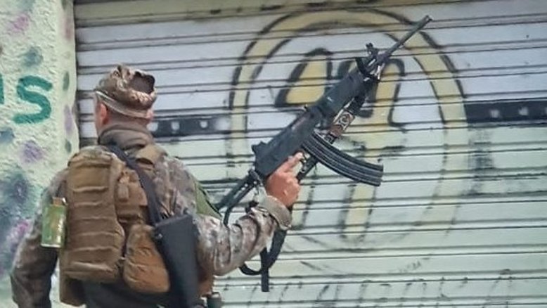 Vídeo: Moradores registram troca de tiros intensa em operação no Complexo da Penha