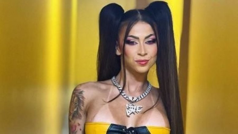 Vídeo: MC Pipokinha recebe sexo oral de fã durante show