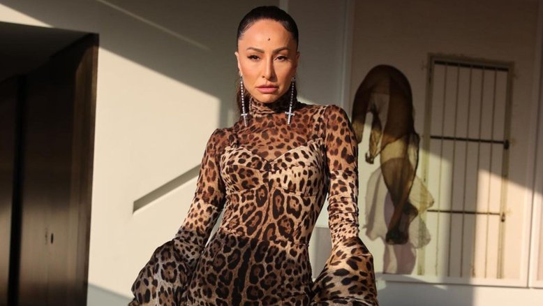 Sabrina Sato exibe curvas em look de R$ 56 mil