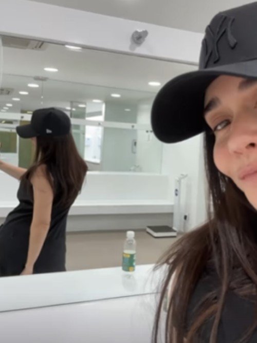 Aos 52 anos, Alessandra Negrini arranca elogios com foto na web: 'Dando gatilhos'