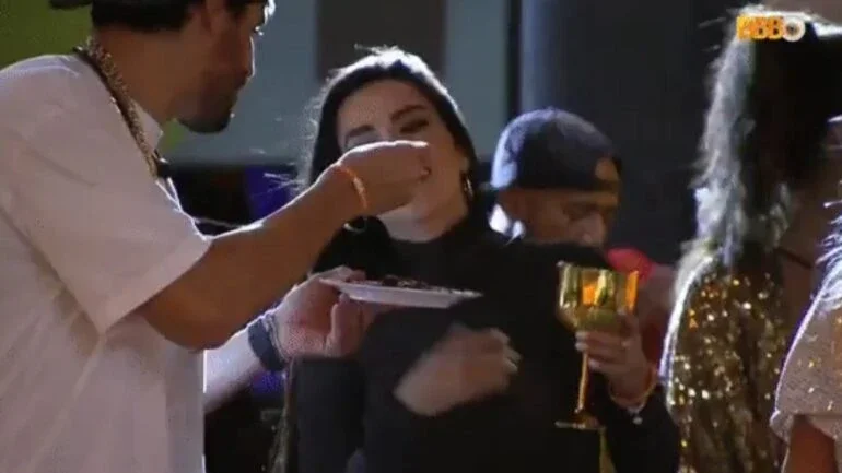 BBB23: Sapato bebe seu primeiro shot após Dania oferecer