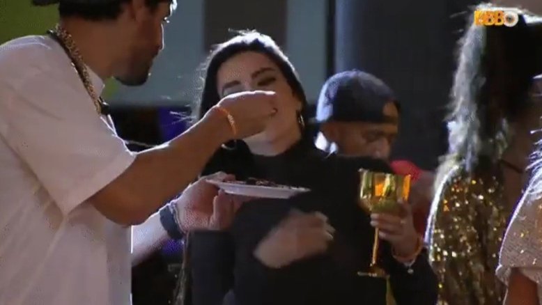 BBB23: Sapato bebe seu primeiro shot após Dania oferecer