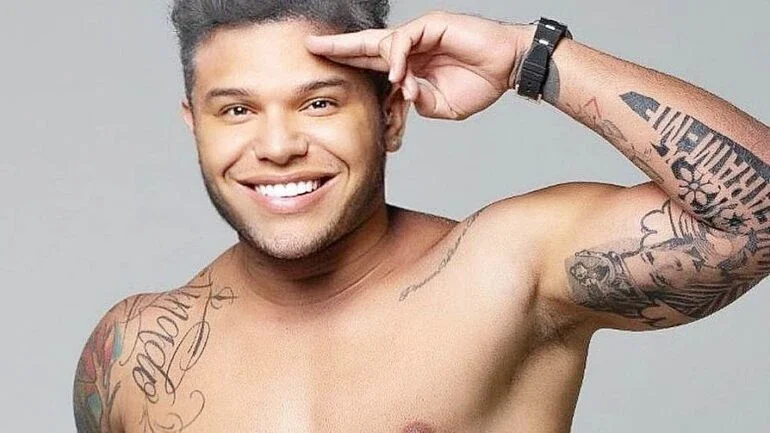 Tierry tatua rosto de Marília Mendonça em parte musculosa do corpo; confira