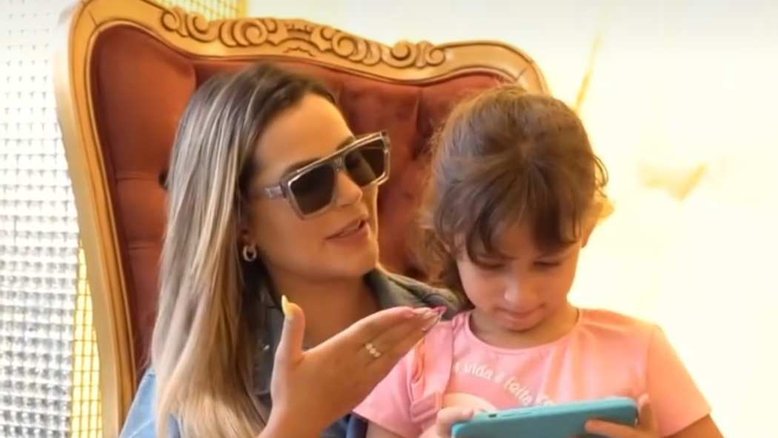 Filha de Deolane passa por procedimento estético e médico faz alerta para cuidado: 'Pode voltar'