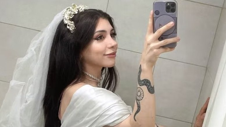 Influenciadora cogita o divórcio apenas um dia após 'casar' com ela mesma; entenda