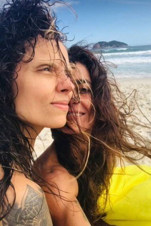 Mãe de duas filhas, atriz Carol Machado faz declaração para nova namorada