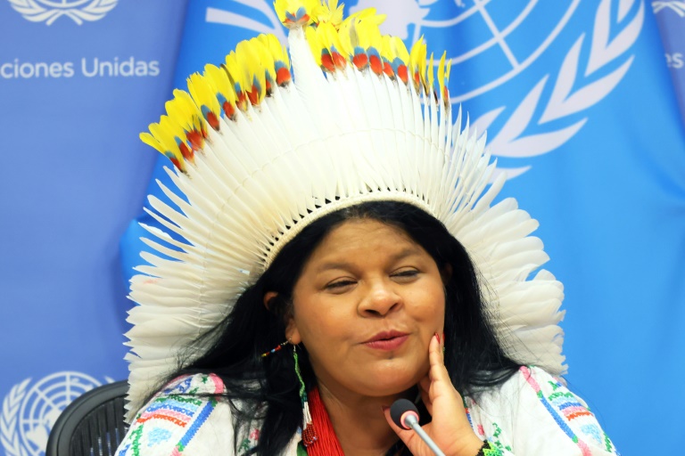 A ministra dos Povos Indígenas Sônia Guajajara participa de coletiva de imprensa na sede das Nações Unidas em Nova York, em 17 de abril de 2023, durante o Fórum dos Povos Indígenas - GETTY IMAGES NORTH AMERICA/AFP