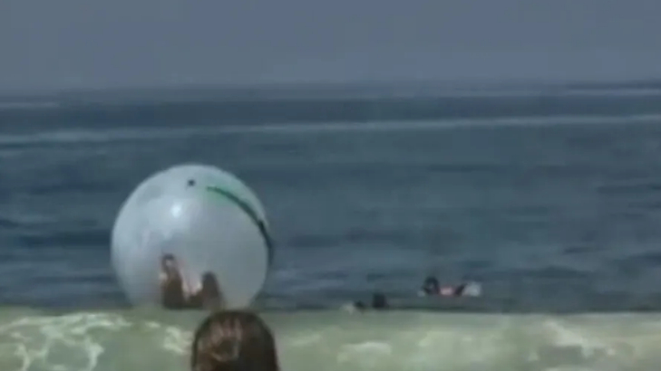 Vídeo: Bombeiros resgatam casal à deriva em bolha inflável no RJ