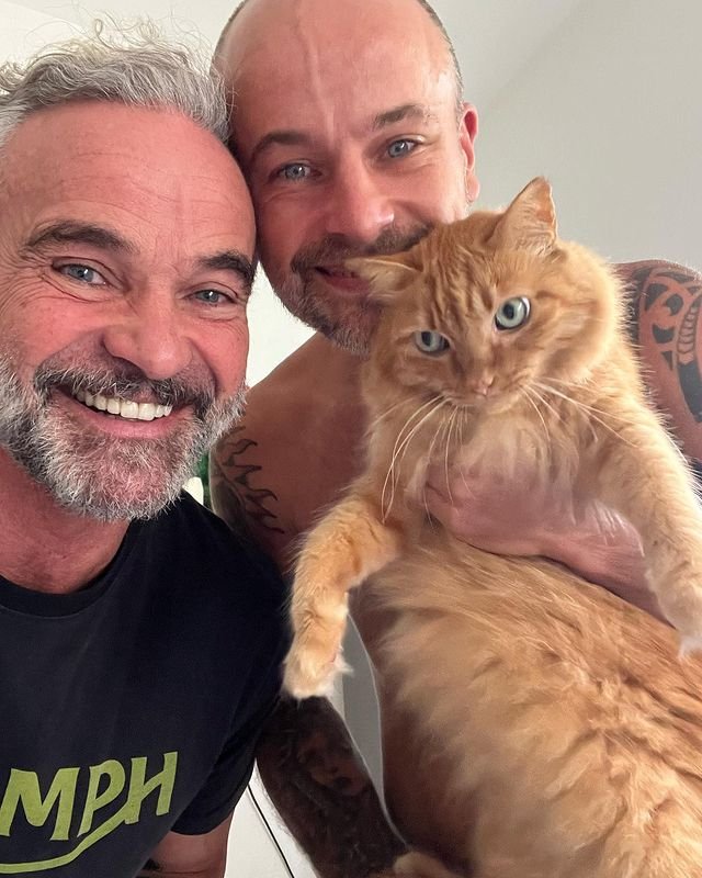 Mateus Carrieri posa ao lado do filho de 38 anos e semelhança impressiona: ‘Irmãos’
