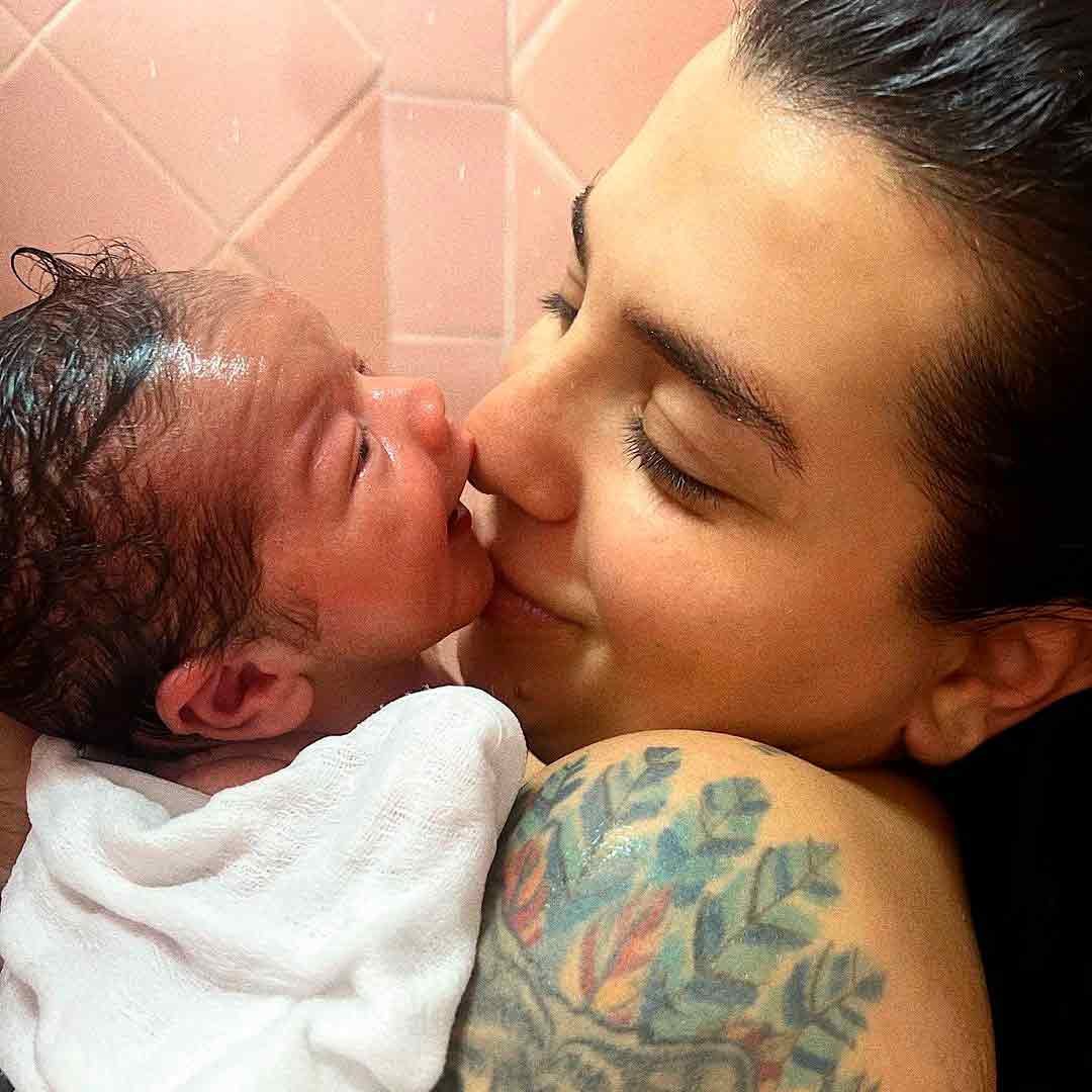 Petra Mattar brinca com gesto inusitado de seu recém-nascido, Makai: ‘Só no dedinho' 32 Petra Mattar brinca com gesto inusitado de seu recém-nascido, Makai: ‘Só no dedinho'
