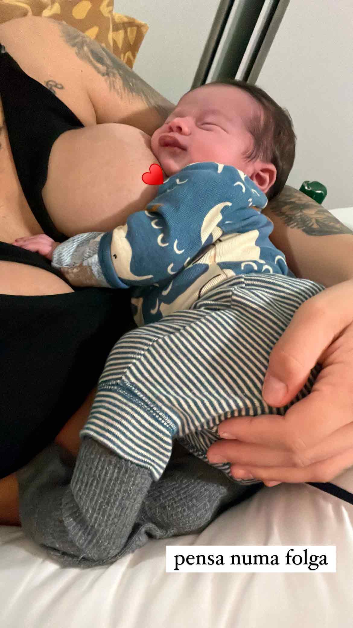 Petra Mattar brinca com gesto inusitado de seu recém-nascido, Makai: ‘Só no dedinho' 28 Petra Mattar brinca com gesto inusitado de seu recém-nascido, Makai: ‘Só no dedinho'
