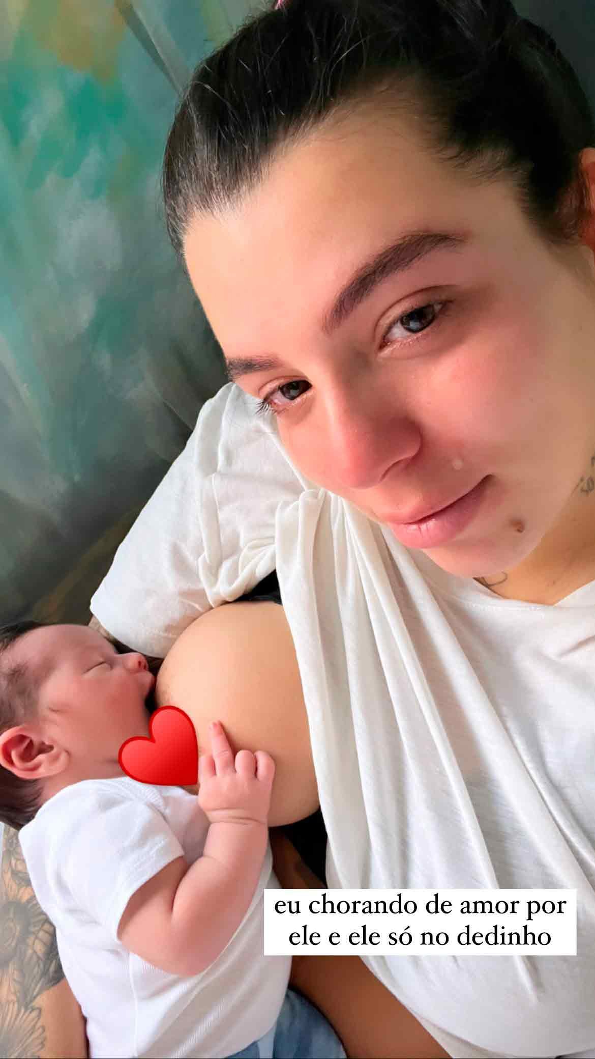 Petra Mattar brinca com gesto inusitado de seu recém-nascido, Makai: ‘Só no dedinho' 25 Petra Mattar brinca com gesto inusitado de seu recém-nascido, Makai: ‘Só no dedinho'