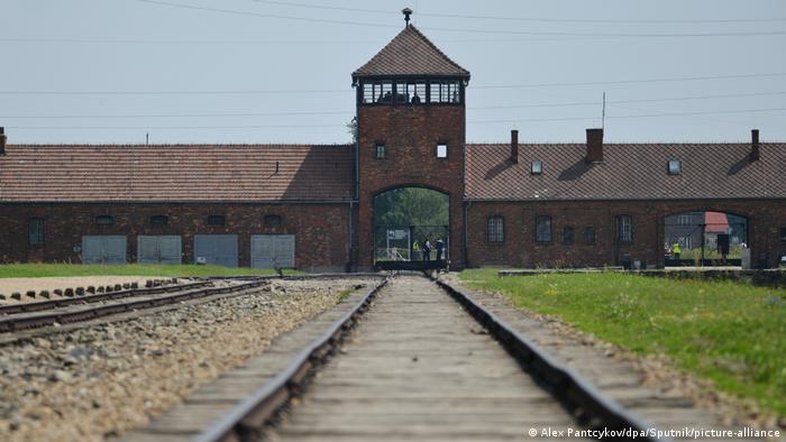 Foto sensual em Auschwitz, "look massacre" e a era da falta de noção
