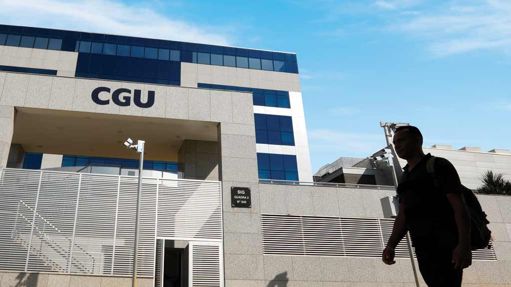 CGU pune servidor que vazou dados da vacinação de Jair Bolsonaro - ISTOÉ  Independente