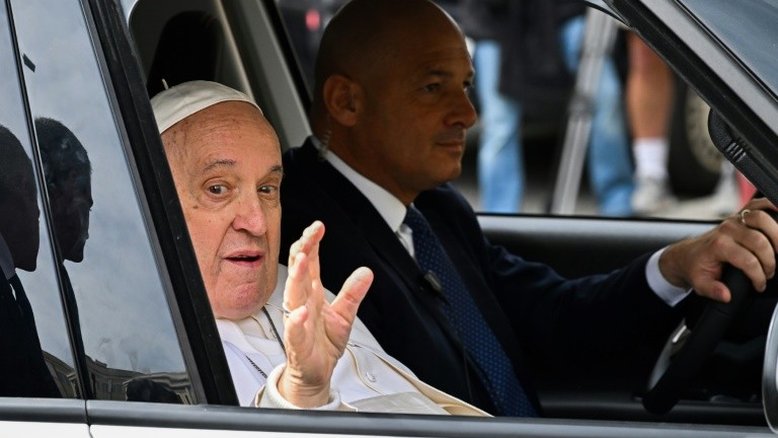 'Ainda estou vivo', diz papa Francisco após sair do hospital