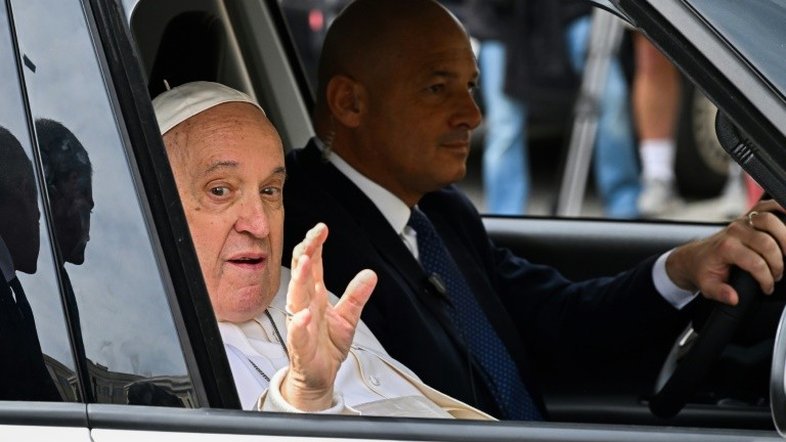 'Ainda estou vivo', diz papa Francisco após sair do hospital