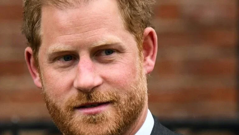 Príncipe Harry revela que luta contra tabloides foi determinante para romper com família real