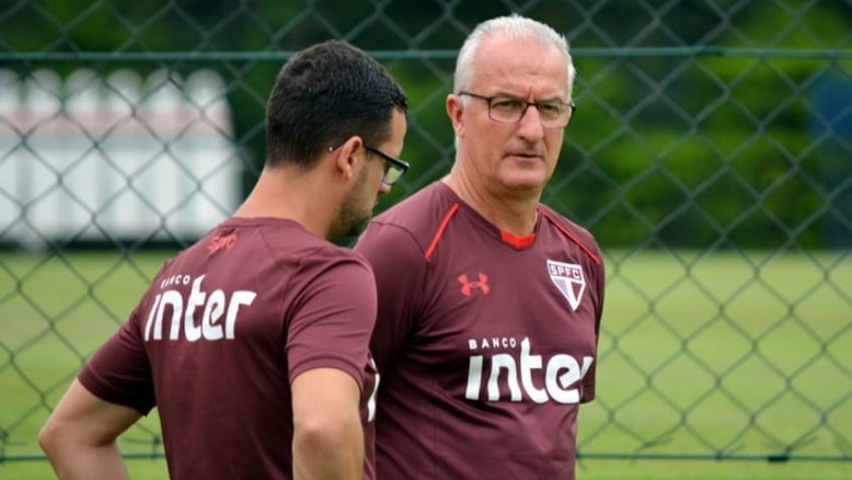 Favorito da diretoria para substituir Ceni, Dorival nega qualquer contato com o São Paulo: 'Estou em casa'