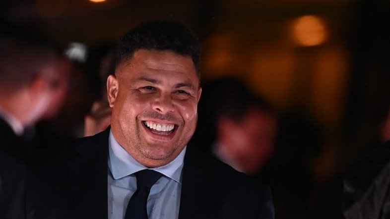 Flagra no porta-malas de Ronaldo Fenômeno: quem é o modelo que ‘pegou carona’