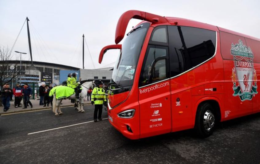 Ônibus do Liverpool é atacado após partida contra Manchester City