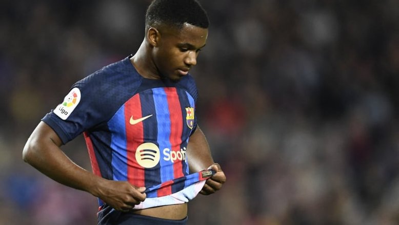 Joia do Barcelona desperta interesse de três gigantes da Europa