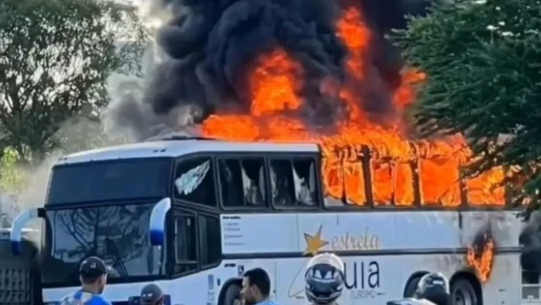 Ônibus de organizada do Cruzeiro é queimado antes da partida contra o Náutico em Recife