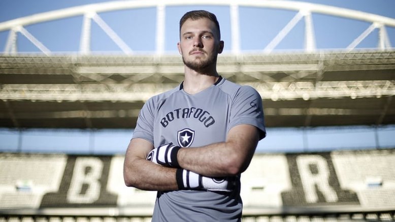 Ao L!, Lucas Perri revela preparação para defender pênaltis, celebra atual momento e mira títulos pelo Botafogo