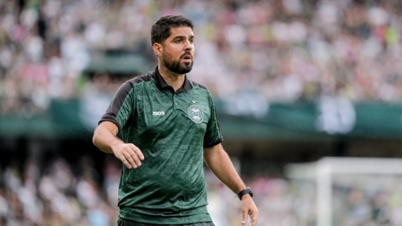 António Oliveira é demitido do comando técnico no Coritiba