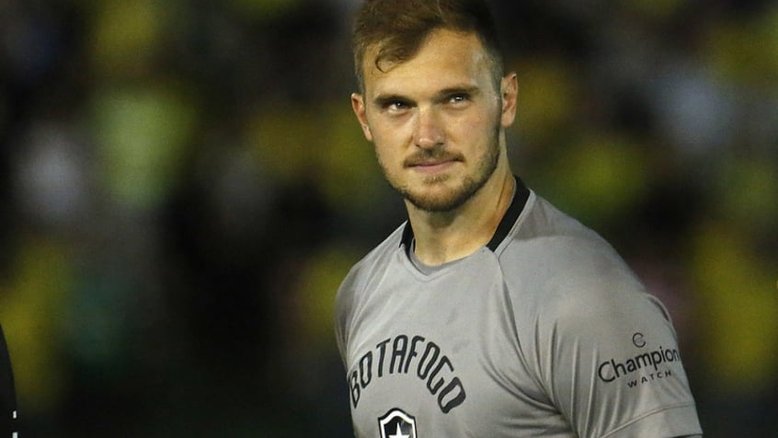Lucas Perri, do Botafogo, revela admiração por goleiro europeu e relembra período no Crystal Palace