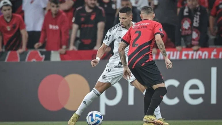 Mais eficiente, Athletico-PR vence em casa e complica o Atlético-MG na Libertadores