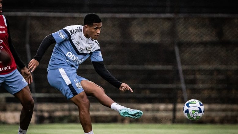 Odair Hellmann separa parte do treino do Santos para melhorar finalização de Ângelo