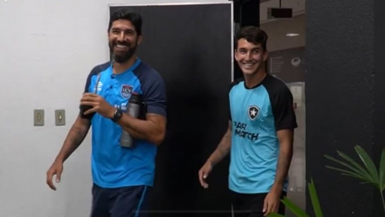 Loco Abreu visita Nilton Santos ao lado de Diego e celebra chegada do filho ao Botafogo: 'Fico emocionado'
