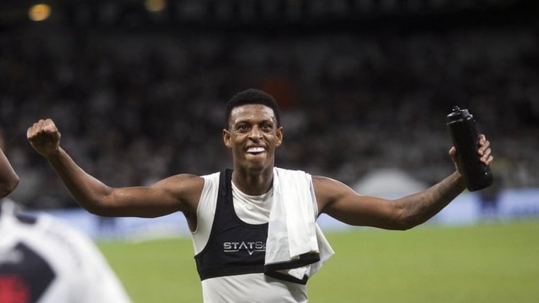 Robson retoma a confiança, aproveita chance e pode se firmar como titular do Vasco