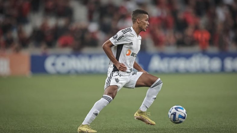 Pedrinho sofre ruptura muscular na coxa esquerda e vira desfalque no Atlético-MG