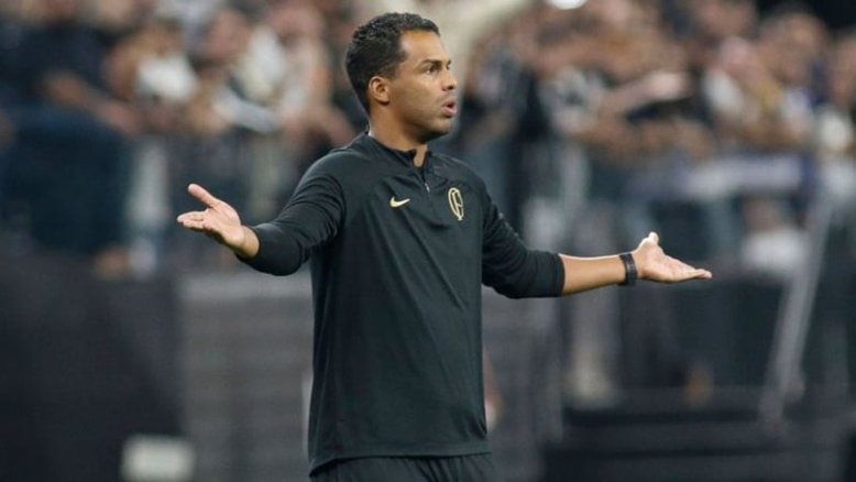 Fernando Lázaro deixa o comando do Corinthians, mas volta a ser auxiliar