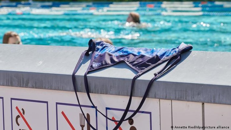 Cidades alemãs liberam topless em piscinas: testei e aprovei