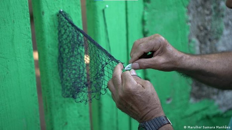 Redes de pesca reaproveitadas geram renda a pescadores no Rio de Janeiro
