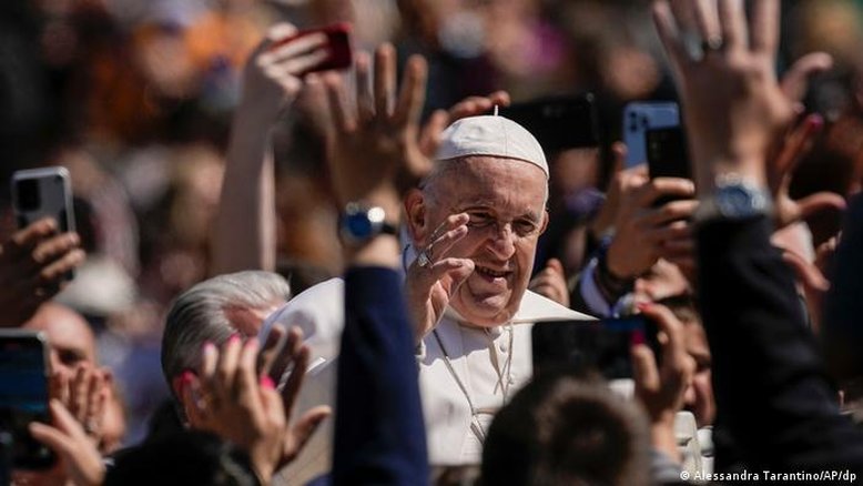 Papa pede "ajuda" a ucranianos e "luz" a russos na Páscoa
