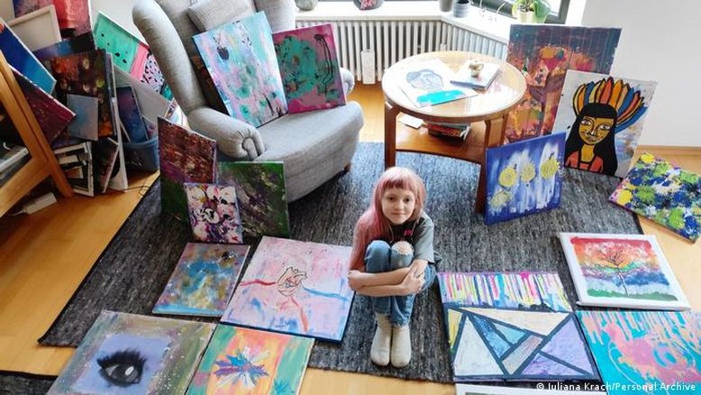 Brasileira de 7 anos ganha fama como pintora na Europa