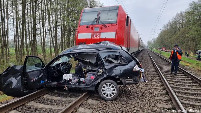 Colisão entre trem e carro deixa três mortos na Alemanha