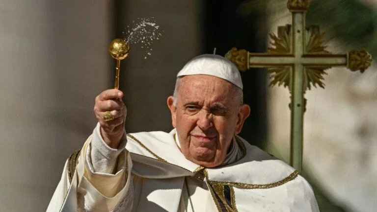 Papa diz que mulheres são generosas, mas há algumas 