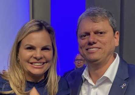 A deputada estadual Carla Morando e o governador de São Paulo, Tarcísio de Freitas