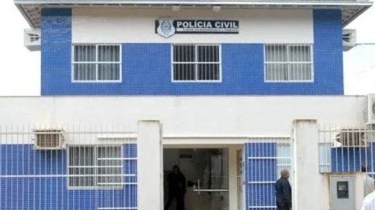 ES: Mulher volta do bar e flagra marido estuprando a sogra