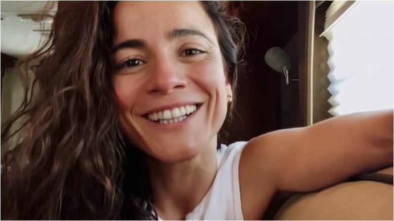 Alice Braga faz aniversário de 40 anos e ganha declaração da namorada, Bianca Comparato