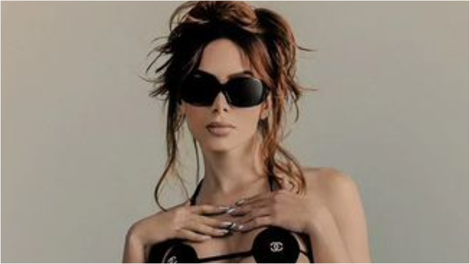 Anitta ‘causa’ na web com microbiquíni vintage da Chanel