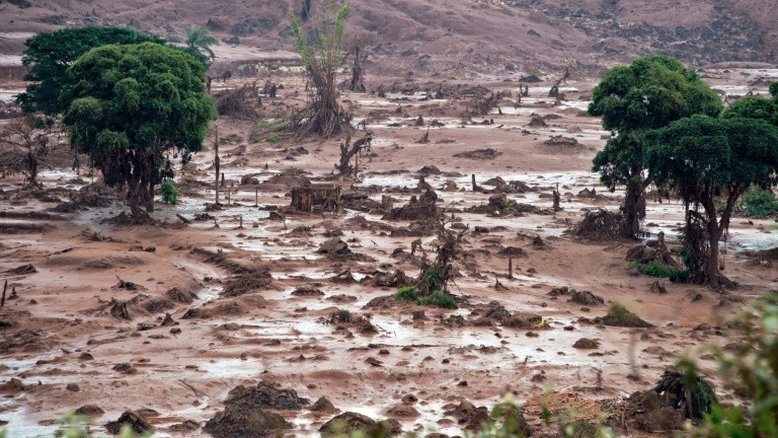 Visão geral do distrito de Bento Rodrigues, em Mariana (MG), em 6 de novembro de 2015, após a ruptura da barragem de rejeitos de minério