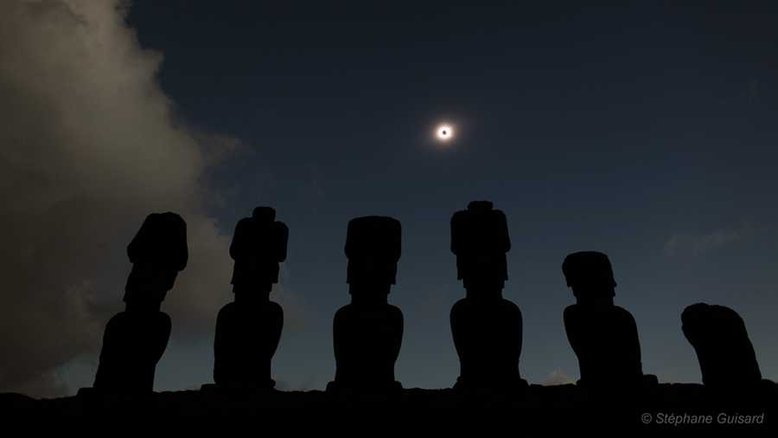 Makemake, o deus criador da humanidade na mitologia da cultura que se desenvolveu na Ilha de Páscoa (Chile), deve ter sorrido com este Eclipse Solar Total, que aconteceu em julho de 2010. No primeiro plano desta cena dramática, vê-se as famosas estátuas monolíticas gigantes, chamadas de Moai e construídas pelo povo Rapanui, adornadas pela cintilante coroa solar em meio ao céu diurno obscurecido. Eclipses Solares são eventos no qual a Lua encobre a luz solar temporariamente, ao posicionar-se entre a Terra e o Sol, de forma alinhada, ou seja, cruzando o plano orbital terrestre. O próximo evento desse tipo acontece no dia 20 de abril e será visível, em sua totalidade, na Austrália Ocidental, partes orientais do Timor Leste e alguns pontos da província de Papua, na Nova Guiné, Indonésia