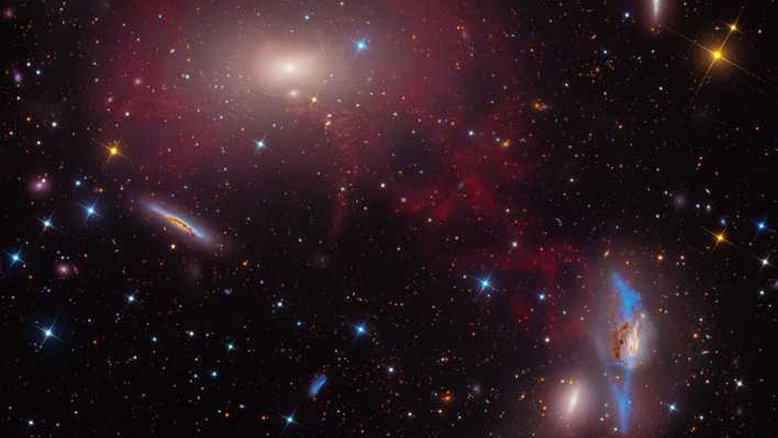 Existe uma ponte de gás conectando essas duas grandes galáxias? Muito possivelmente, mas é difícil ter certeza. M86, no canto superior esquerdo, é uma galáxia elíptica gigante perto do centro deste aglomerado de galáxias, visível na direção da Constelação de Virgem. A nossa Via Láctea está sendo atraída para essa mesma direção central do Aglomerado de Virgem, localizado a cerca de 50 milhões de anos-luz de distância da Terra. Nesta imagem, nota-se o gás vermelho brilhante que envolve M86 e aparentemente a conecta a NGC 4438